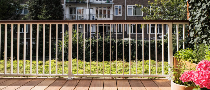 Header Website - Groen plat dak op balkon midden in Amsterdam